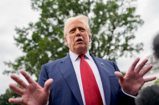 富明配资 特朗普指责媒体“一边倒”批评他 并威胁吊销媒体执照